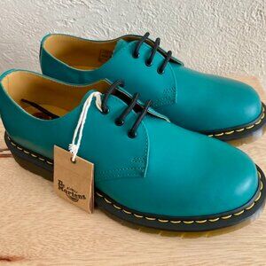 NEW Dr Martens Air Wair low top boot - Mens 8 / Womens 9